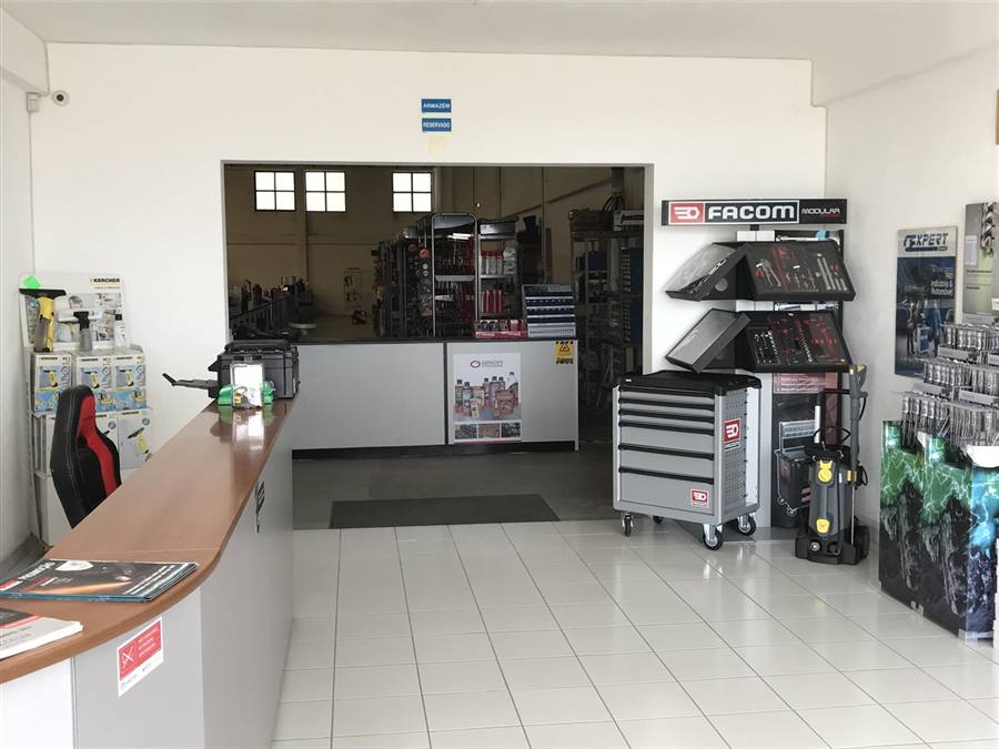 Entrada e balcão de atendimento da loja